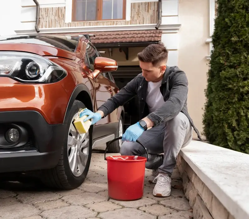 Lavage auto à domicile Huisseau-sur-Cosson : professionnel intervenant sur un véhicule